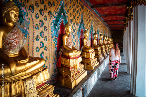 Joven turista recorriendo templo budista, en Bangkok Tailandia