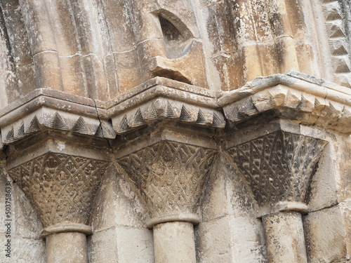 capiteles con ornamentación vegetal de la iglesia de san juan bautista de vinaixa, lérida, españa, europa