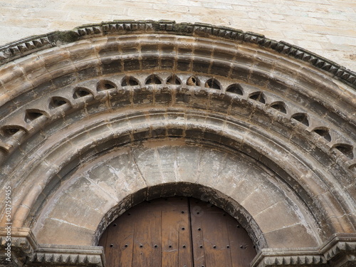 puerta de acceso de la iglesia de san juan bautista de vinaixa, con arco de medio punto y arquivoltas degradadas, lérida, españa, europa