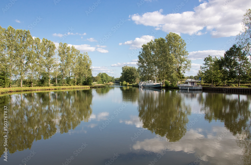 canal de Roanne à Digoin vers le village de Melay en été