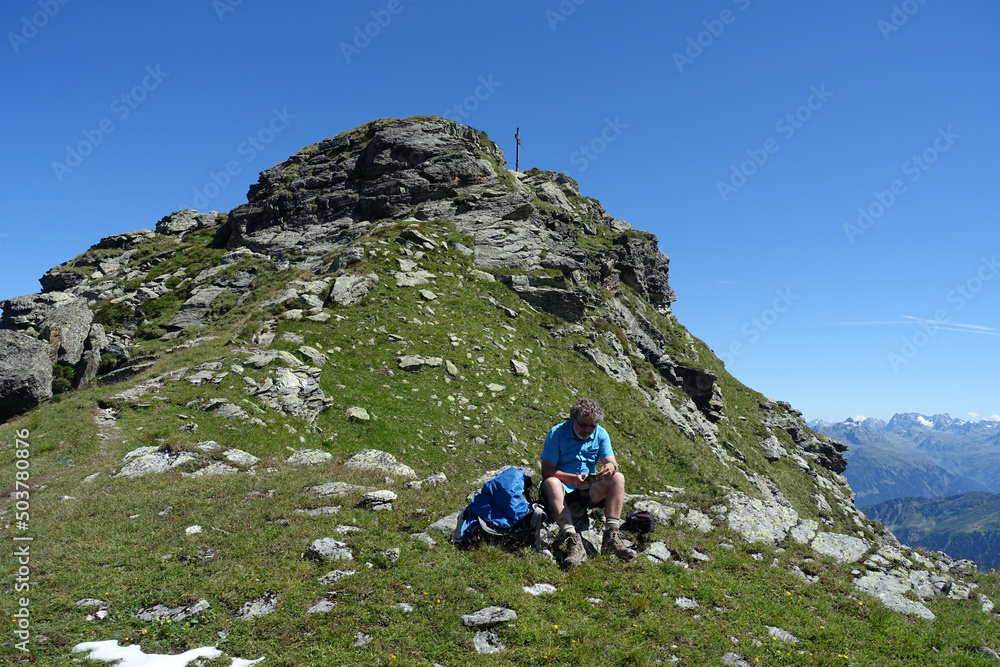 Fototapeta premium Wanderer am Riedkopf bei Gargellen