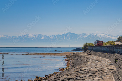
富山湾で海越しに見える立山連峰

