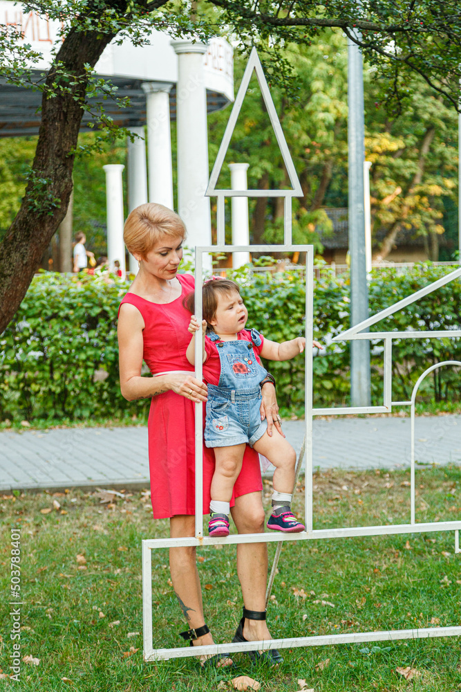 Obraz premium beautiful mother with her daughter in the park in summer