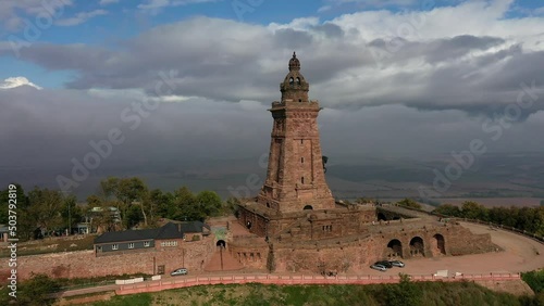 Drohnenfoto, Drohnenaufnahme, Drohnenvideo, Drohnenflug über den Kyffhäuser mit Kaiser Wilhelm Denkmal, Barbarossadenkmal, Nebel, Wolken, blauer Himmel, Kyffhäuserland, Thüringen, Deutschland