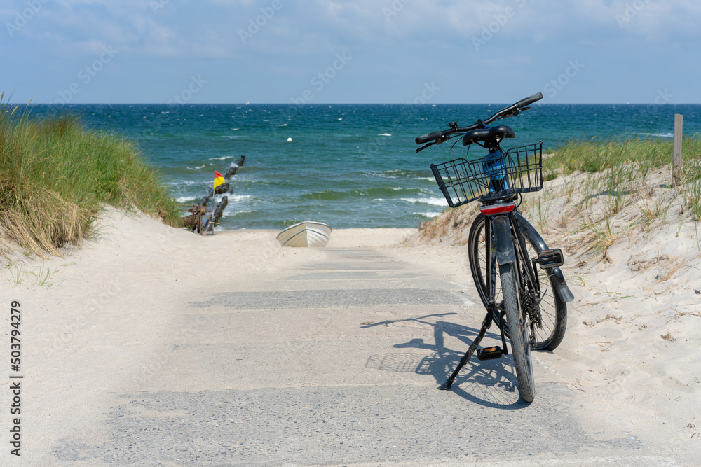 Fototapeta premium Fahrrad in den Dünen der Ostsee