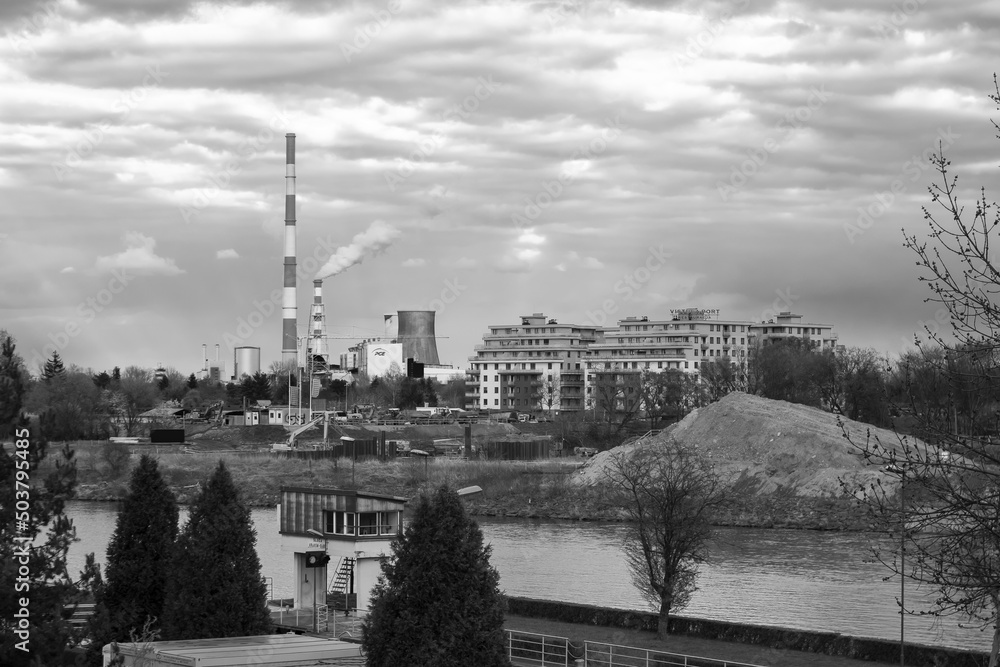 Miejski krajobraz w czerni i bieli. Elektrociepłownia i budowa osiedla w sąsiedztwie rzeki - obrazy, fototapety, plakaty 