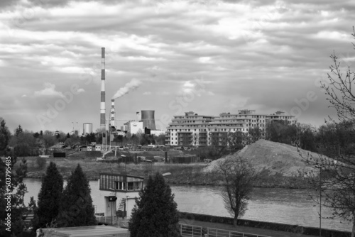 Miejski krajobraz w czerni i bieli. Elektrociepłownia i budowa osiedla w sąsiedztwie rzeki