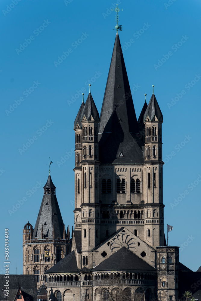 Turm der romanischen Kirche Groß Sankt Martin in Köln 