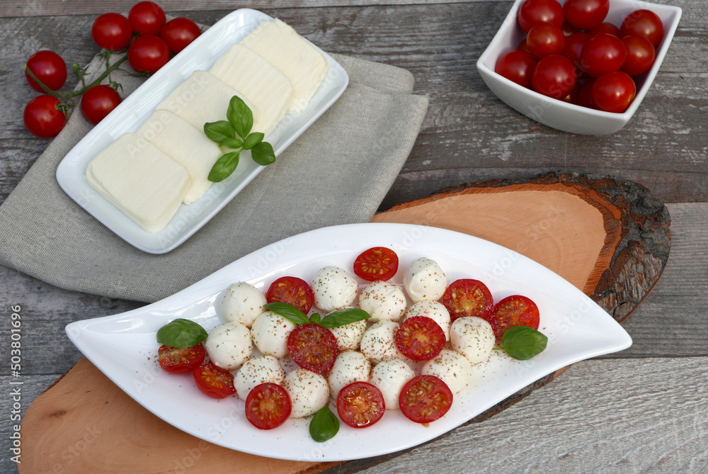 Mozzarella Käse mit Tomaten und Basilikum. Mozzarella Käse mit Tomaten und Basilikum.