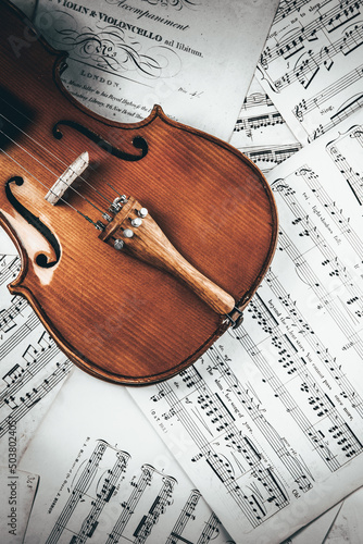 violin and notes