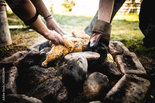 Elaboración de Pachamanca en horno de piedras. Comida tradicional del Perú