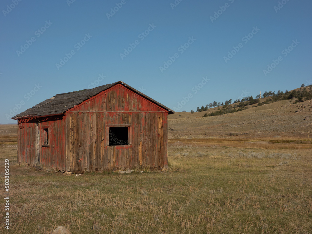 Obraz premium old barn in the field