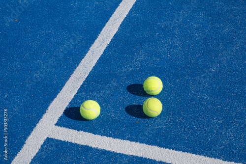 Selective focus, three balls on a paddle tennis court © Vic