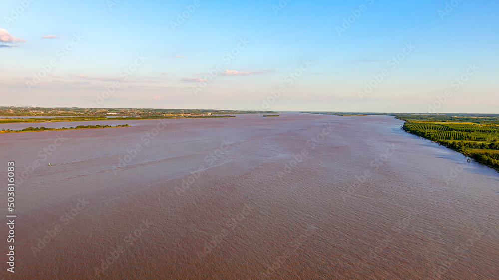 vue aérienne de la Gironde prise par un drone au port de St Julien Beychevelle vue aérienne de la Gironde prise par un drone au port de St Julien Beychevelle