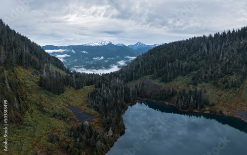 Fototapeta Naklejka Na Ścianę i Meble -  The Cascade Range stretches out, seen here above Lake 22.