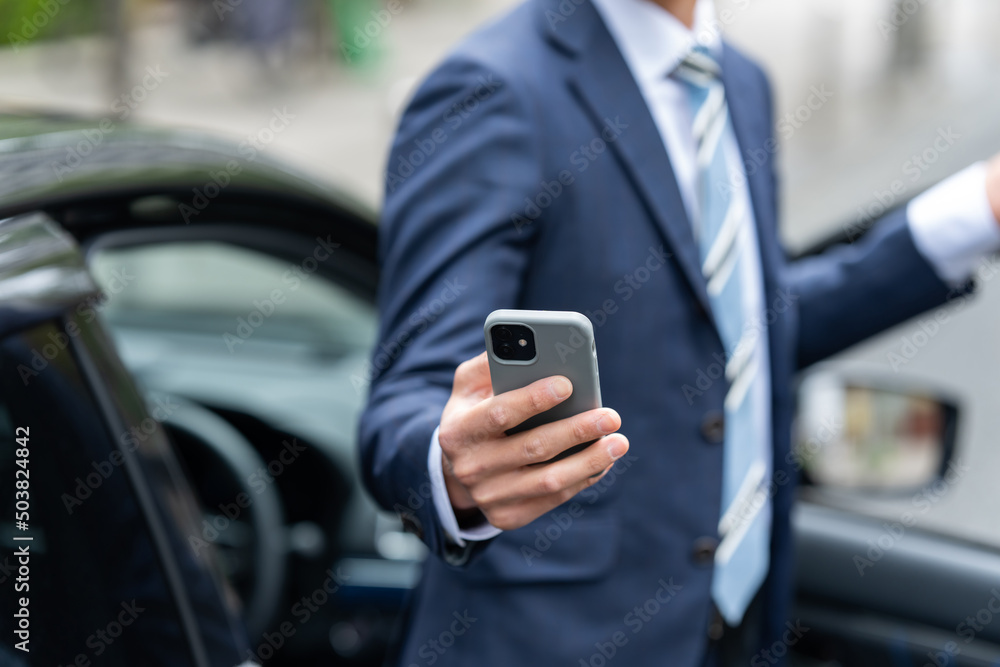 男性・車・スマートフォン 男性・車・スマートフォン