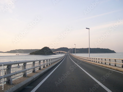 夕暮れの角島大橋 © SA