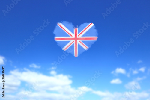イギリスの国旗のようなハート形の雲が浮かぶ青空