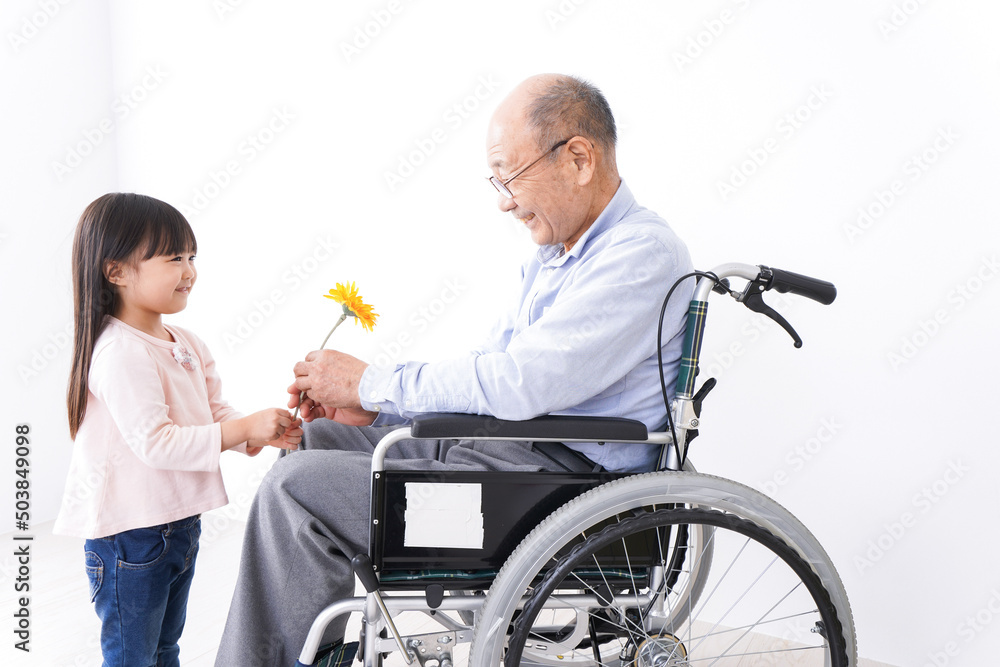 Girl pass the flowers to Grandpa Girl pass the flowers to Grandpa