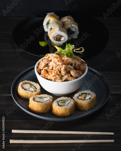 Plato de comida Japonesa, Sushi, Yakimeshi, roll photo