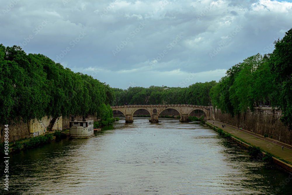 Fototapeta premium Overview on the Tiber river in Rome