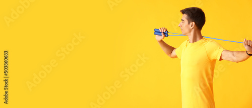 Sporty young man holding sk...