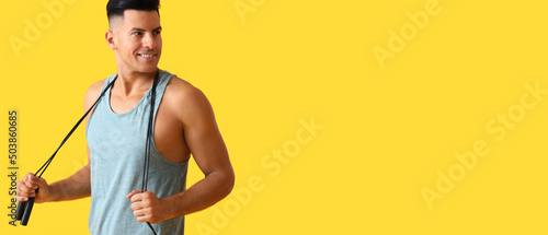 Sporty young man holding sk...