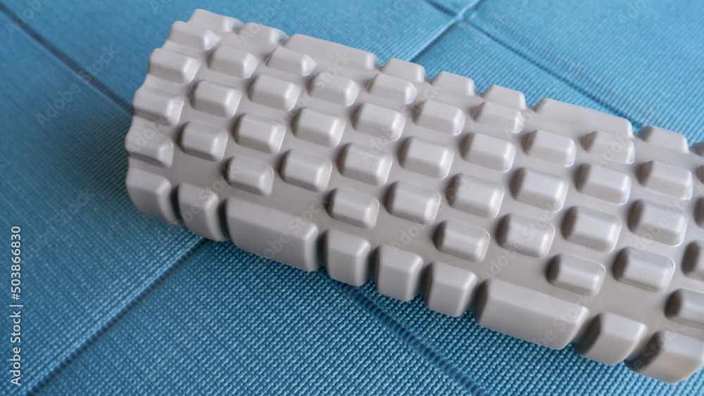 Fototapeta premium ヨガマットの上に置かれたフォームローラー