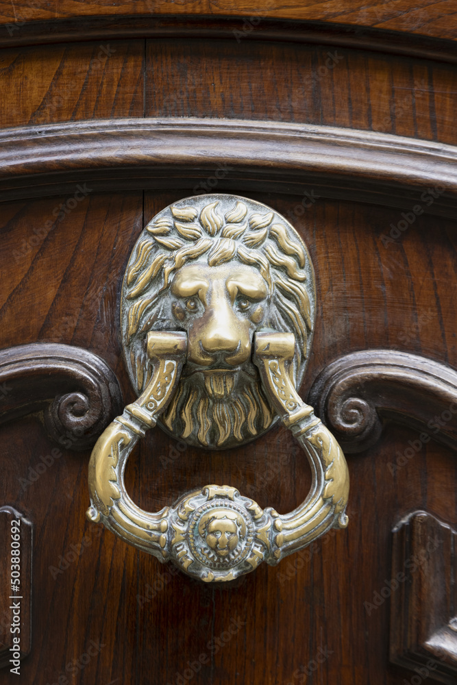 Marteau de porte ancienne en bois
Marteau de porte ancienne en bois