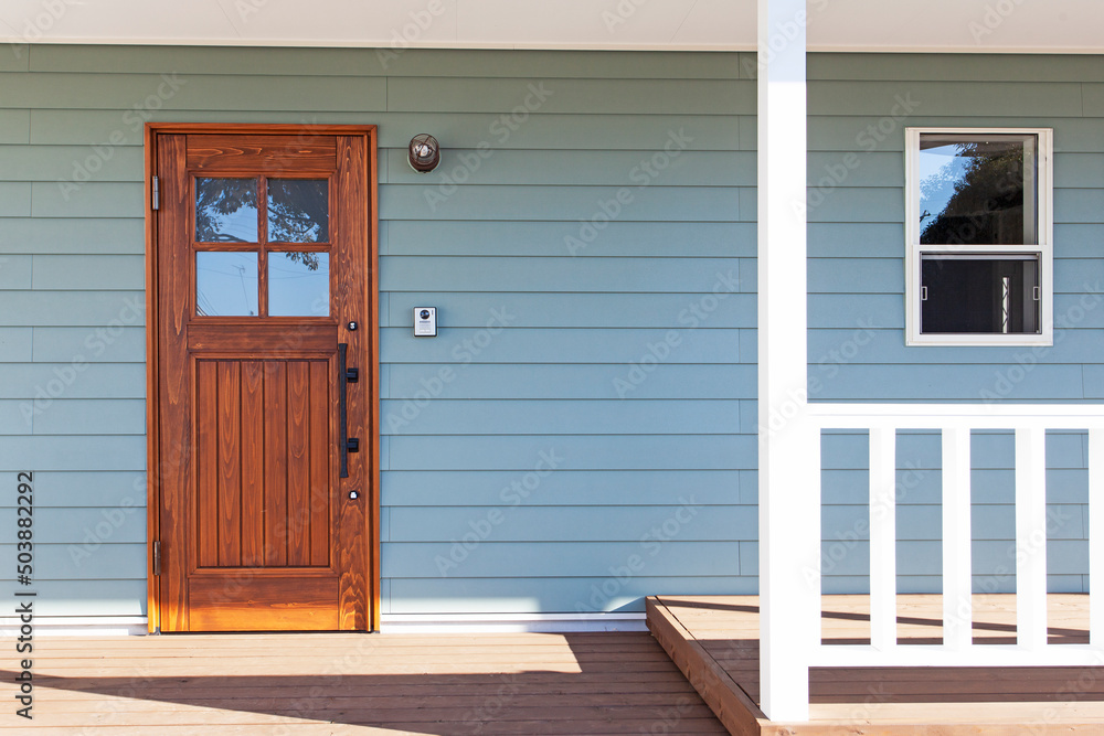 Fototapeta premium 玄関 ドア 木の家 欧米風 カリフォルニアハウス アメリカンスタイルの家 新築 戸建 家を建てる 理想の家づくり