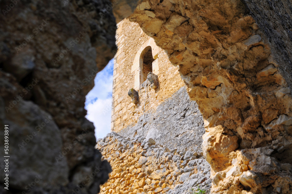 Torre tra le rovine del muro di cinta della fortezza di San Pio delle Camere