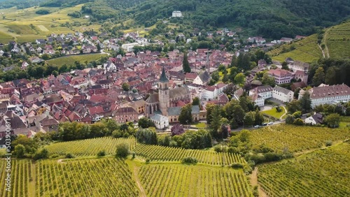 Village d'Alsace au pied de la montagne