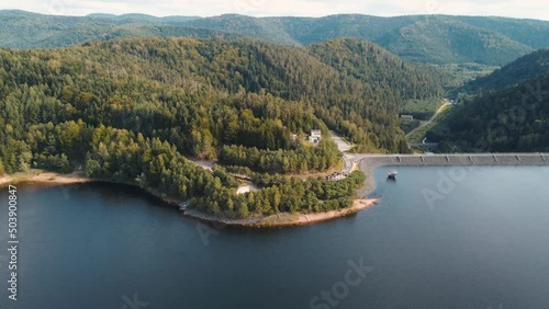 Barrage et route en bord de lac
