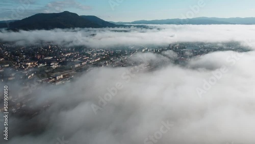 Mer de nuage au dessus de la ville