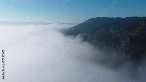 Nuage au pied de la montagne