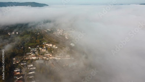 Nuages au pied de la montagne