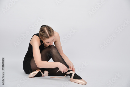 junge frau ballerina tänzerin sport fitness schlank body turnen turner tanzen tänzerin ballett