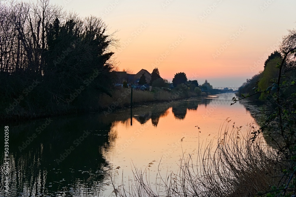 Obraz premium Reflections in the water of the South Forty-Foot water way at sundown