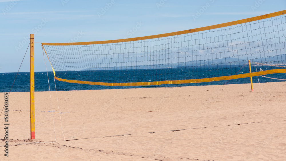 Red de voleibol amarilla en playa de arena