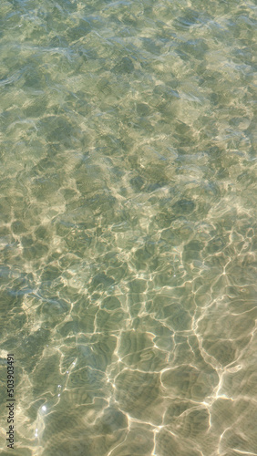Agua cristalina y fondo de arena blanca