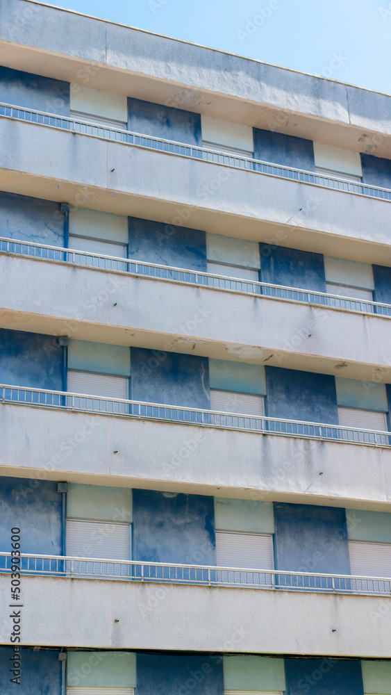 Edificio costero con ventanas azules