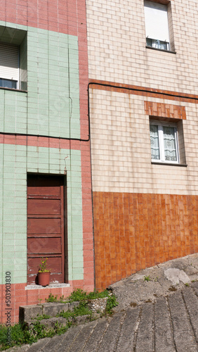 Puerta y ventanas en fachada de azulejos
