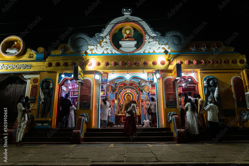 Piękny pomnik Buddy w świątyni, podróż po Azji, Sri Lanka.  - obrazy, fototapety, plakaty 