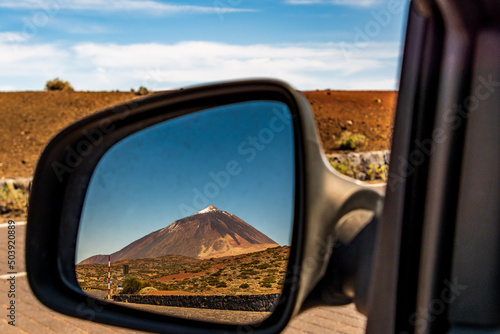 Pico del volcán Teide reflejado en un espejo retrovisor de un coche, en el Parque Nacional del Teide, isla de Tenerife.