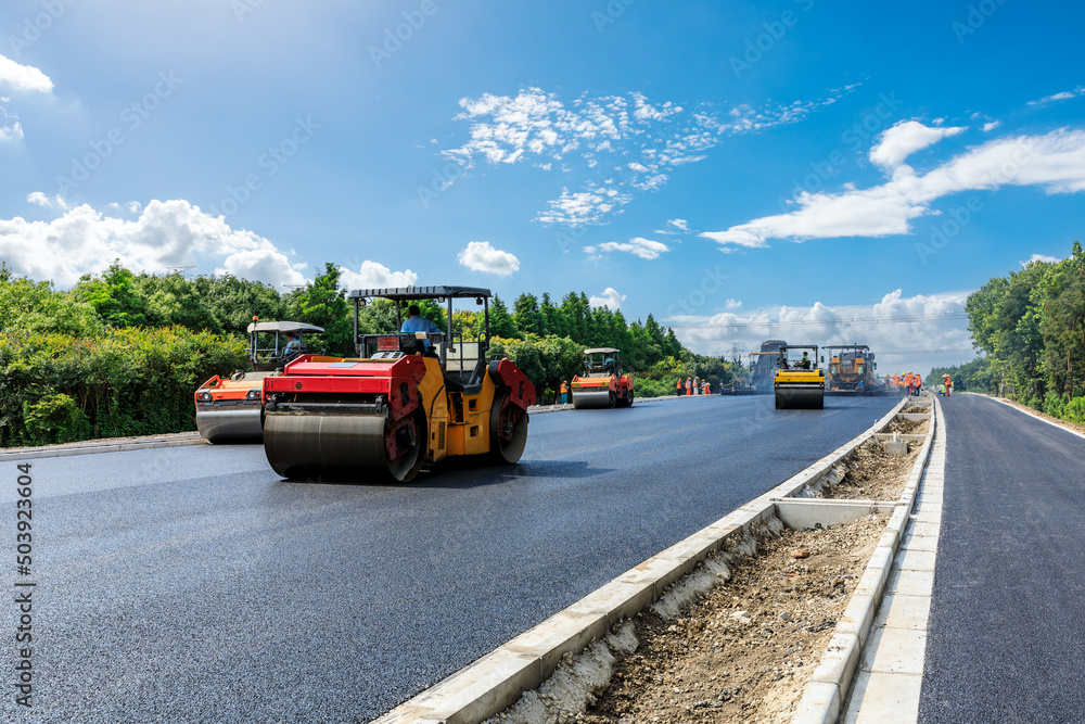Foto De Construction Site Is Laying New Asphalt Pavement Road foto-de-construction-site-is-laying-new-asphalt-pavement-road