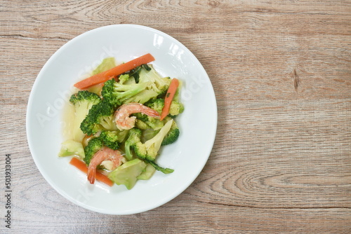 stir fried slice broccoli and carrot with shrimp on plate 