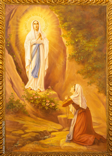 Foto MONOPOLI, ITALY - MARCH 6, 2022: The painting of Appearance of Virgin Masry to st