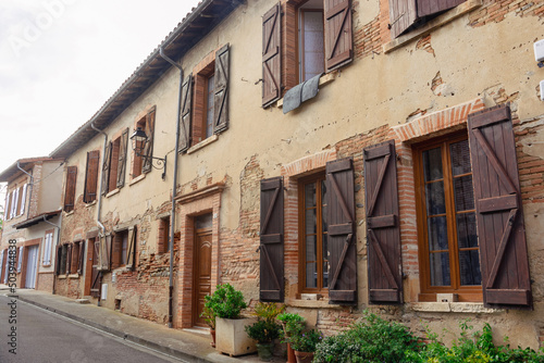 Obraz na płótnie Veiw at the medieval houses and a street in the in Rieux-Volvestre, Haute-Garonne, France w salonie