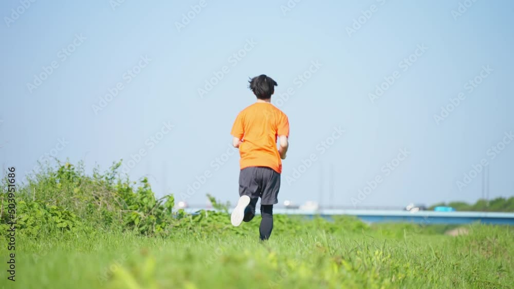 ランニングをする若い男性 スポーツイメージ ランニングをする若い男性 スポーツイメージ