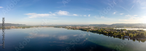 Blick über den westlichen Bodensee mit der Halbinsel Mettnau und Radolfzell, links die vordere Höri